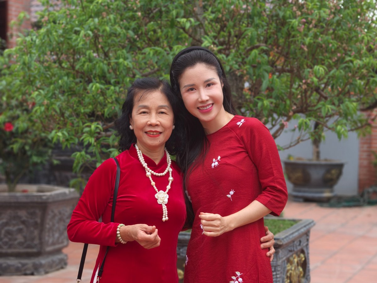 Phúc Diệu Hoa cùng mẹ trong sân chùa